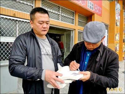 陳俊朗（右）昨到北辰國小演講，同時幫民眾在自己的著作簽名。（記者陳燦坤攝）